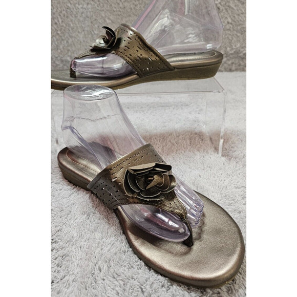 Clarks Silver Gray Leather Flower Slide Flip Flops Slide Sandals‎ Size 8.5 - Picture 1 of 5